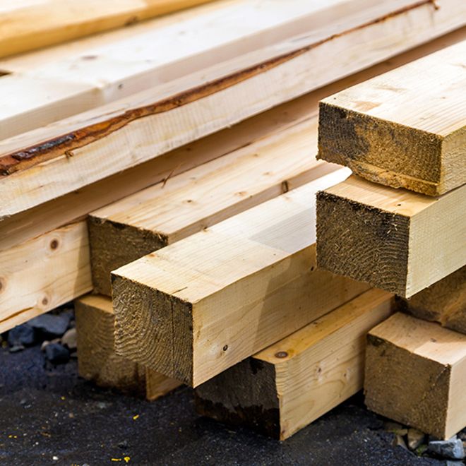 Ein Haufen Holzplanken liegt auf dem Boden